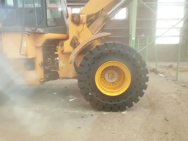 ब्राज़ील की एक ग्लास फ़ैक्टरी 23.5-25 सॉलिड टायरों का उपयोग करती है ब्राज़ील की एक ग्लास फ़ैक्टरी 23.5-25 सॉलिड टायरों का उपयोग करती है